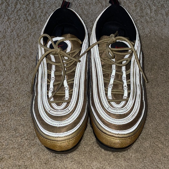 Air vapormax 97 metallic gold size 8(M). - Picture 4 of 7